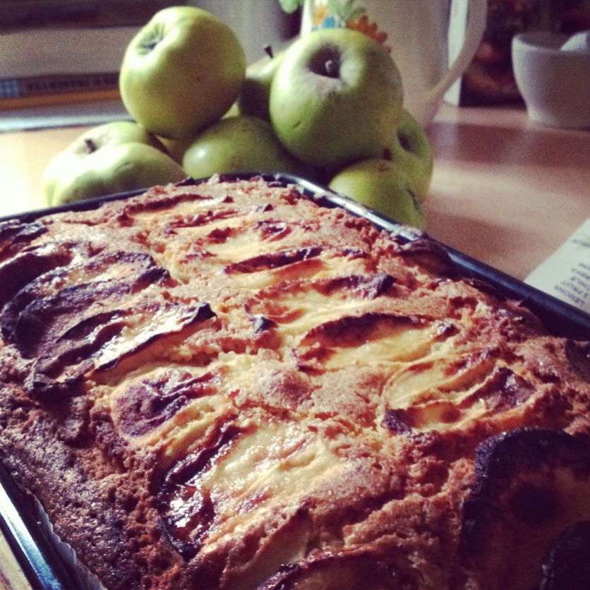 Apple tray bake